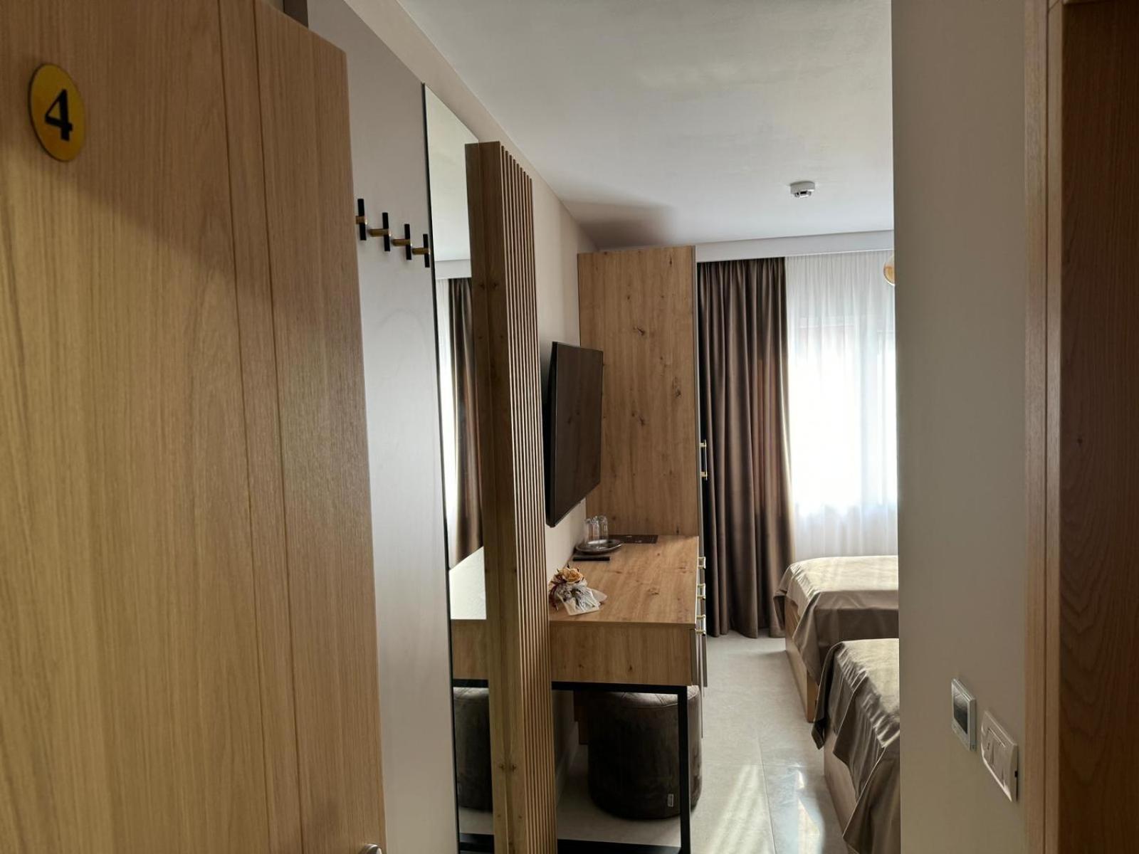 Pensiune Restaurant Pizzerie 2 Pauni Borşa エクステリア 写真